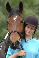 Junge Reiterin vom Pferdehof Falkenberg mit Pferdekopf